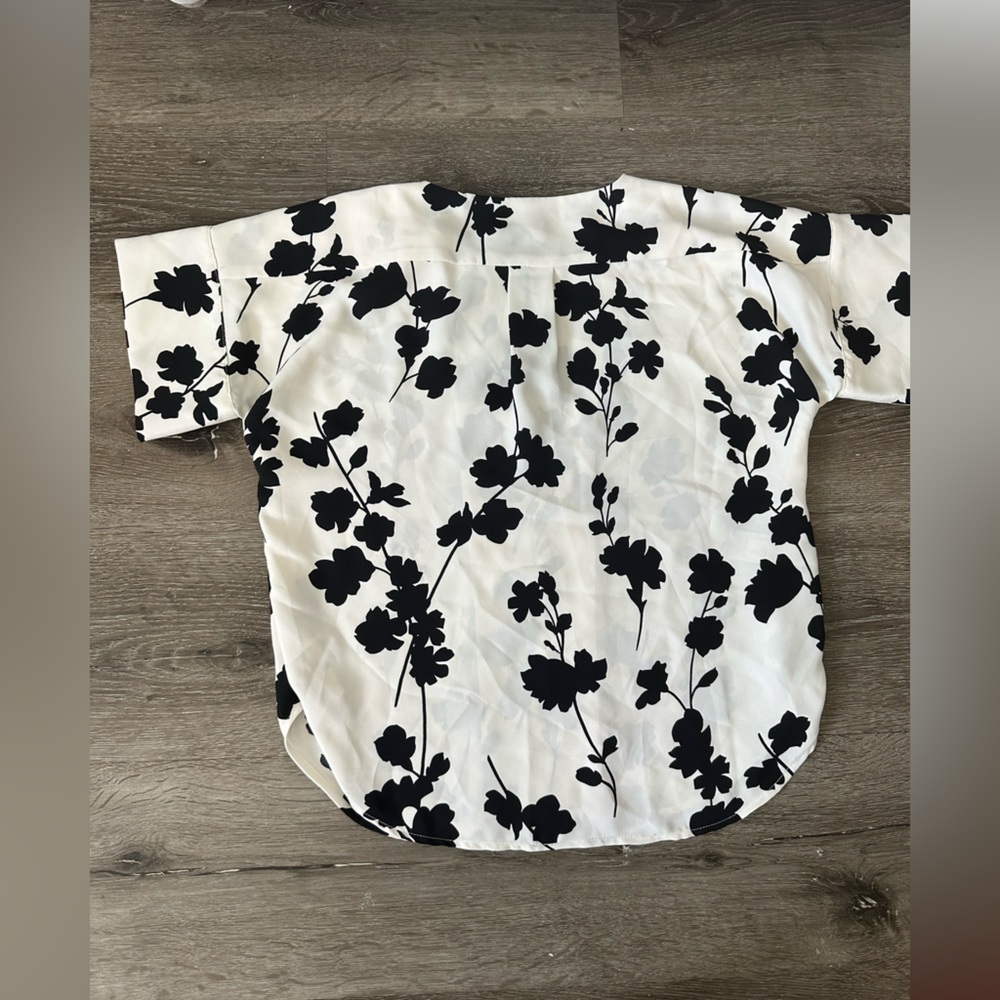 Ann Taylor Black and White Floral Split-Neck Blouse - Picture 5 of 8